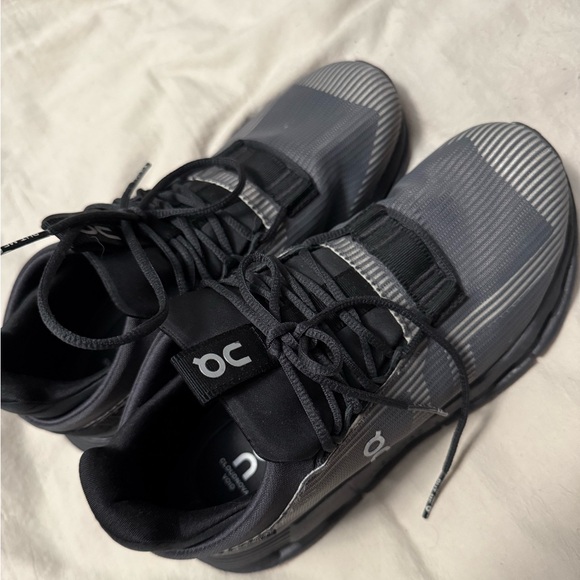 On cloudnova women’s size 7 shoes. Black - Picture 4 of 4